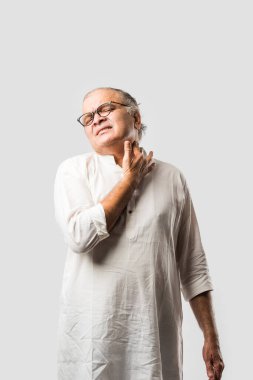 Hintli Asyalı yaşlı adamın farklı yerlerinde ağrı ya da ağrı var. Hüzünlü ifadeler.