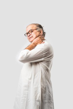 Hintli Asyalı yaşlı adamın farklı yerlerinde ağrı ya da ağrı var. Hüzünlü ifadeler.