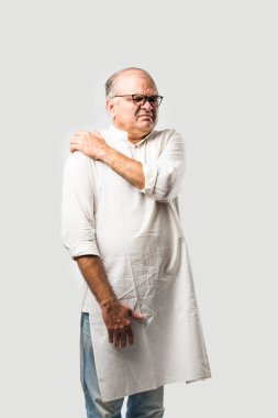 Hintli Asyalı yaşlı adamın farklı yerlerinde ağrı ya da ağrı var. Hüzünlü ifadeler.