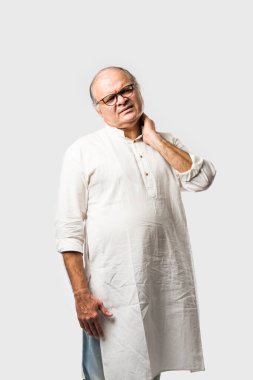 Hintli Asyalı yaşlı adamın farklı yerlerinde ağrı ya da ağrı var. Hüzünlü ifadeler.