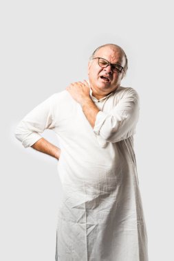Hintli Asyalı yaşlı adamın farklı yerlerinde ağrı ya da ağrı var. Hüzünlü ifadeler.