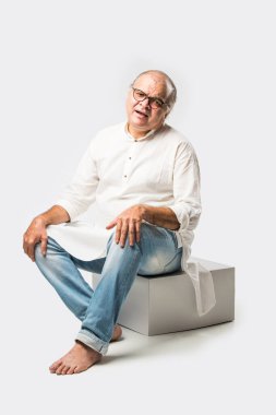 Hintli Asyalı yaşlı adamın farklı yerlerinde ağrı ya da ağrı var. Hüzünlü ifadeler.