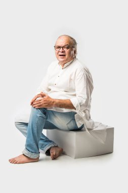 Hintli Asyalı yaşlı adamın farklı yerlerinde ağrı ya da ağrı var. Hüzünlü ifadeler.