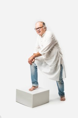 Hintli Asyalı yaşlı adamın farklı yerlerinde ağrı ya da ağrı var. Hüzünlü ifadeler.