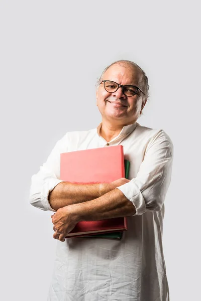 Homem Adulto Sênior Indiano Lendo Livro Jornal Conceito Hobby Lazer — Fotografia de Stock