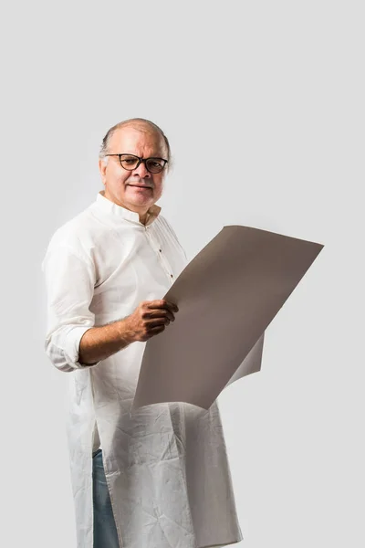 Indiase Senioren Volwassen Man Lezen Boek Krant Hobby Vrije Tijd — Stockfoto