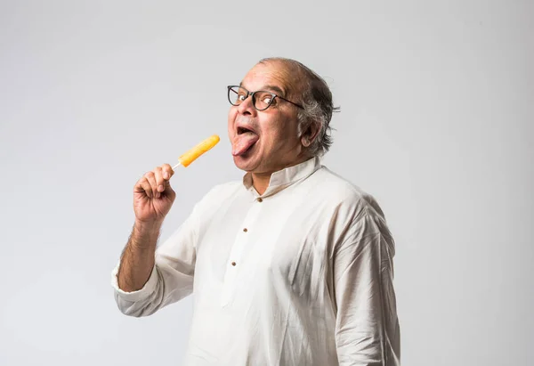 Viejo Indio Comiendo Helado Chocolate Barra Caramelo Cono Mango — Foto de Stock