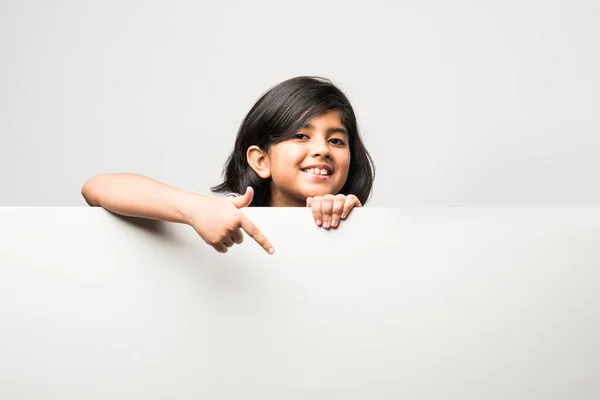 印度可爱的小女孩指着空白的白板与爷爷或爷爷 — 图库照片