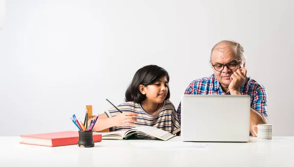 Indiska Farfar Undervisar Barnbarn Med Böcker Penna Och Laptop Hemundervisning — Stockfoto