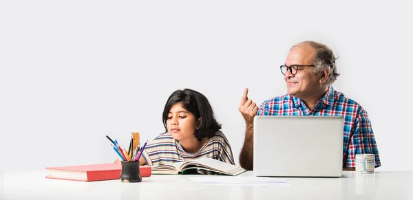 Abuelo Indio Enseñando Nieta Con Libros Lápiz Computadora Portátil Educación — Foto de Stock