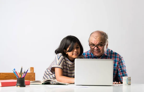 Indiska Farfar Undervisar Barnbarn Med Böcker Penna Och Laptop Hemundervisning — Stockfoto