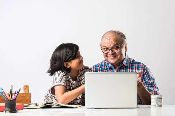 Indiska Farfar Undervisar Barnbarn Med Böcker Penna Och Laptop Hemundervisning — Stockfoto