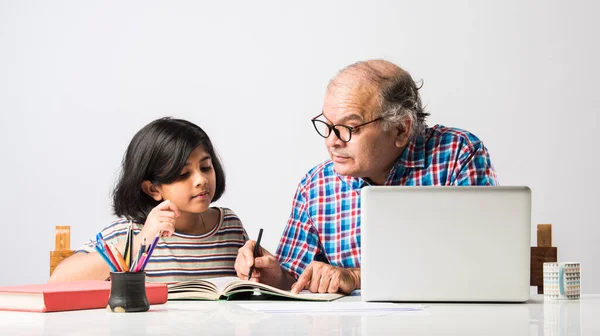 Indiska Farfar Undervisar Barnbarn Med Böcker Penna Och Laptop Hemundervisning — Stockfoto