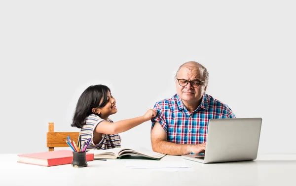 Indiska Farfar Undervisar Barnbarn Med Böcker Penna Och Laptop Hemundervisning — Stockfoto