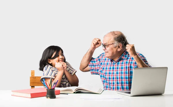 Abuelo Indio Enseñando Nieta Con Libros Lápiz Computadora Portátil Educación — Foto de Stock