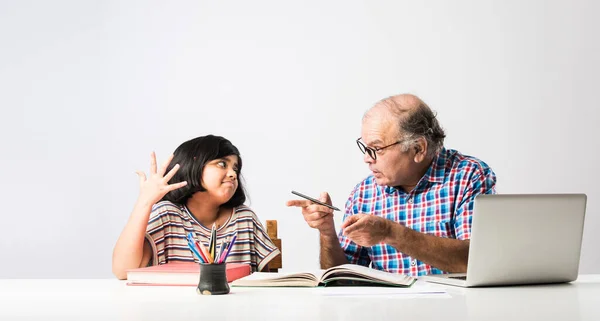 Abuelo Indio Enseñando Nieta Con Libros Lápiz Computadora Portátil Educación — Foto de Stock