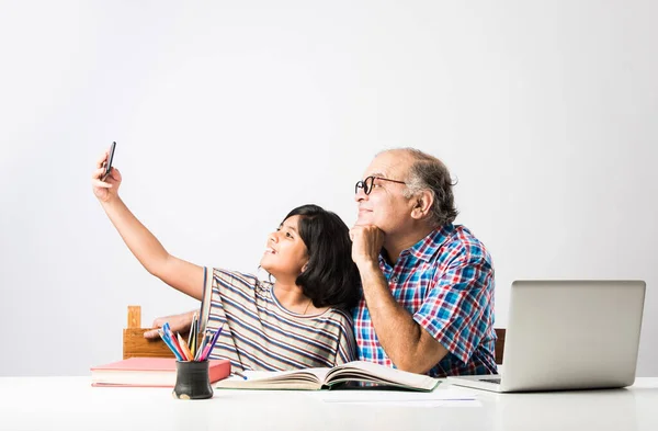 Avô Indiano Ensinando Neta Com Livros Lápis Laptop Escola Casa — Fotografia de Stock