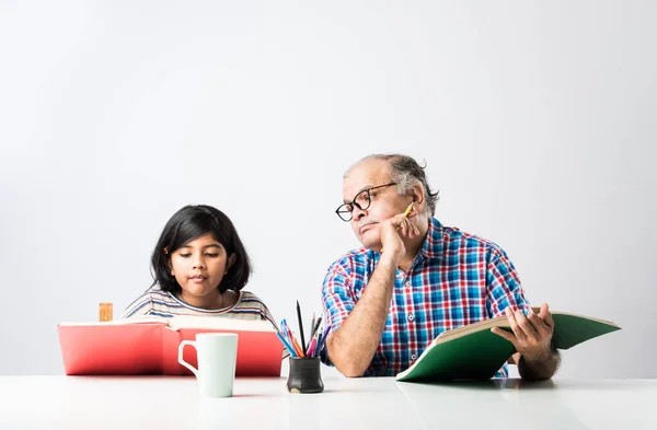 Indiska Farfar Undervisar Barnbarn Med Böcker Penna Och Laptop Hemundervisning — Stockfoto