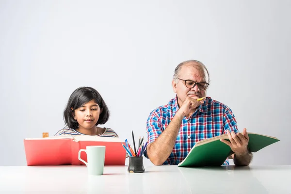 Indiska Farfar Undervisar Barnbarn Med Böcker Penna Och Laptop Hemundervisning — Stockfoto