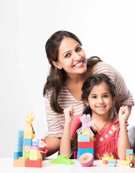 Indické Malé Děti Hrát Barevné Blokové Hračky Mladými Rodiči Proti — Stock fotografie