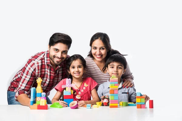 Indiska Små Barn Spelar Färgglada Block Leksaker Med Unga Föräldrar — Stockfoto