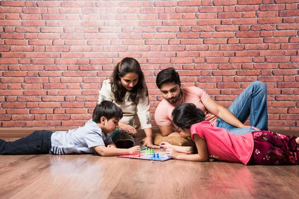 Indická Mladá Rodina Čtyř Hracích Stolních Her Jako Jsou Šachy — Stock fotografie
