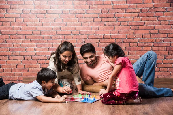 Indisk Ung Familj Fyra Spelbrädor Som Chess Ludo Eller Snack — Stockfoto