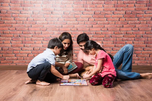 Indická Mladá Rodina Čtyř Hracích Stolních Her Jako Jsou Šachy — Stock fotografie