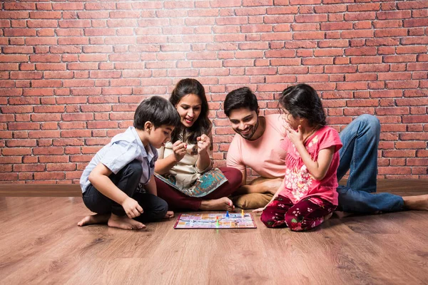 Familia Joven India Cuatro Juegos Mesa Como Ajedrez Ludo Snack —  Fotos de Stock