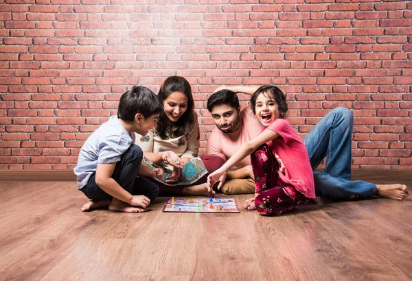 Familia Joven India Cuatro Juegos Mesa Como Ajedrez Ludo Snack —  Fotos de Stock