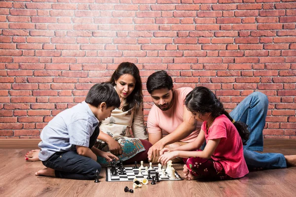 Indisk Ung Familj Fyra Spelbrädor Som Chess Ludo Eller Snack — Stockfoto