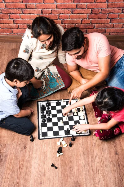 Dört Kişilik Hintli Genç Aile Karantinada Satranç Ludo Veya Atıştırmalık — Stok fotoğraf