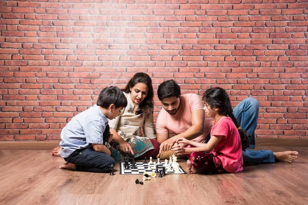 Indisk Ung Familj Fyra Spelbrädor Som Chess Ludo Eller Snack — Stockfoto