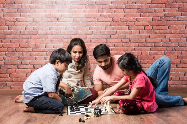 Indisk Ung Familj Fyra Spelbrädor Som Chess Ludo Eller Snack — Stockfoto