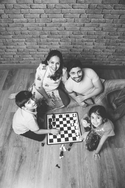 Indiaas Jong Gezin Van Vier Bordspellen Zoals Schaken Ludo Snack — Stockfoto