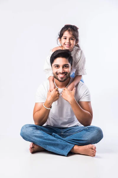 Amare Papà Indiano Abbracciando Carina Figlioletta Adorabile Seduta Sopra Grembo — Foto Stock