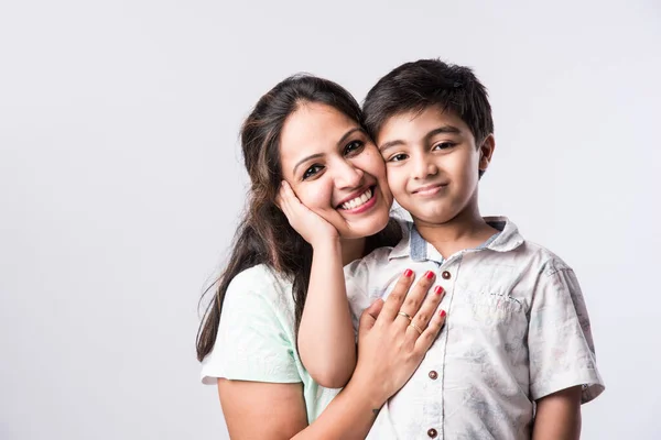 카메라를 인도의 어머니와 아들의 — 스톡 사진