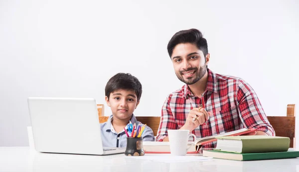 Söt Indisk Pojke Med Far Eller Manlig Handledare Som Gör — Stockfoto