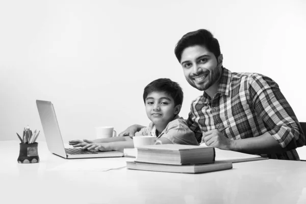 Ragazzo Indiano Carino Con Padre Tutor Maschile Che Compiti Casa — Foto Stock