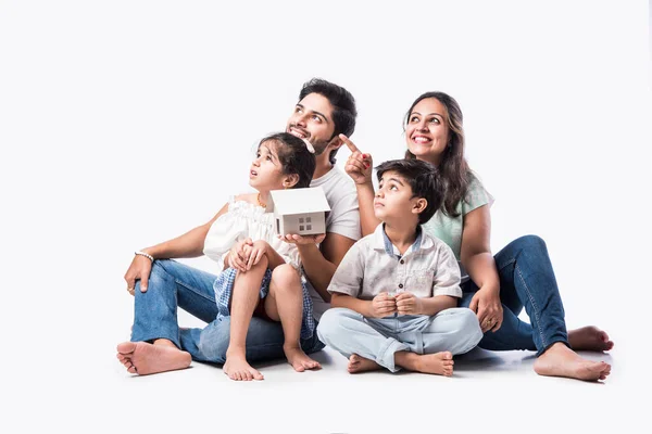 Família Indiana Pai Mãe Filho Filha Segurando Modelo Papel Casa — Fotografia de Stock