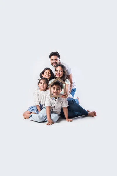 Família Indiana Pai Mãe Filho Filha Segurando Modelo Papel Casa — Fotografia de Stock