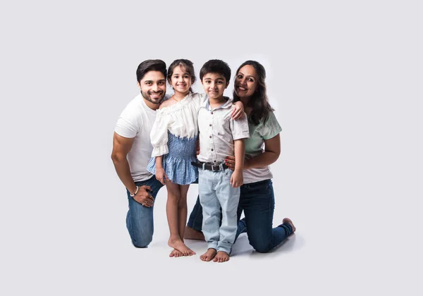 Hermosa Familia Joven India Cuatro Abrazos Mirando Cámara Sonriendo Mientras —  Fotos de Stock