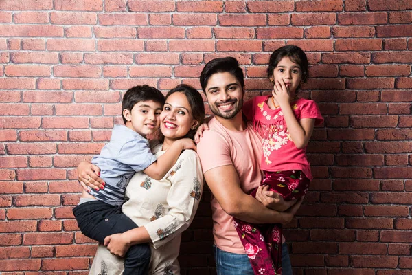 명으로 아름다운 인도의 가족이 카메라를 웃으며 껴안고 — 스톡 사진