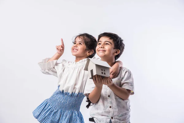 Niños Indios Sosteniendo Modelo Casa Papel Mostrando Artesanía Concepto Bienes — Foto de Stock