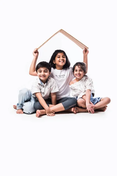 Indian Kids Holding Paper House Model Showing Craft Real Estate — Stock Photo, Image