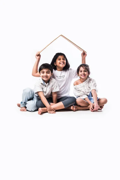 Indiska Barn Som Håller Papper Hus Modell Visar Craft Eller — Stockfoto