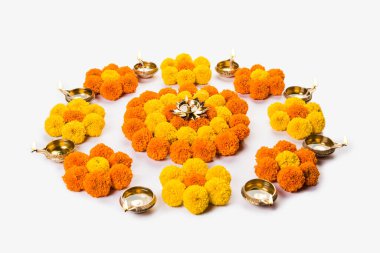 Diwali için Rangoli Çiçeği ya da Pongal Festivali Marigold ya da Zendu çiçekleri ve gül yaprakları ile karamsar ya da beyaz arka plan üzerinde yapılan seçici odaklanma