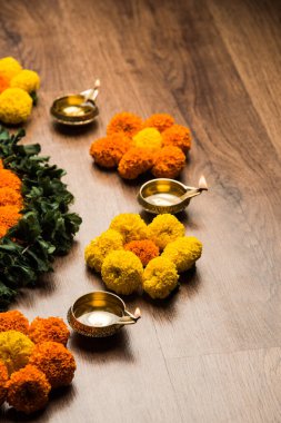 Diwali için Rangoli Çiçeği ya da Pongal Festivali Marigold ya da Zendu çiçekleri ve gül yaprakları ile karamsar ya da beyaz arka plan üzerinde yapılan seçici odaklanma