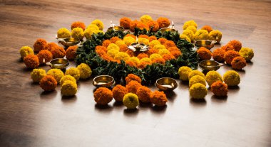 Diwali için Rangoli Çiçeği ya da Pongal Festivali Marigold ya da Zendu çiçekleri ve gül yaprakları ile karamsar ya da beyaz arka plan üzerinde yapılan seçici odaklanma