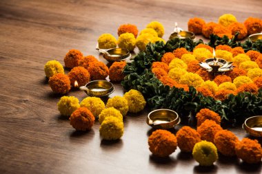 Diwali için Rangoli Çiçeği ya da Pongal Festivali Marigold ya da Zendu çiçekleri ve gül yaprakları ile karamsar ya da beyaz arka plan üzerinde yapılan seçici odaklanma